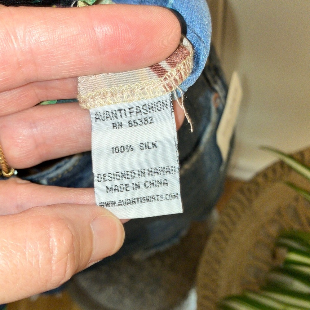 Vintage Aloha print lady’s cut. 100% silk. Avanti - Picture 2 of 4